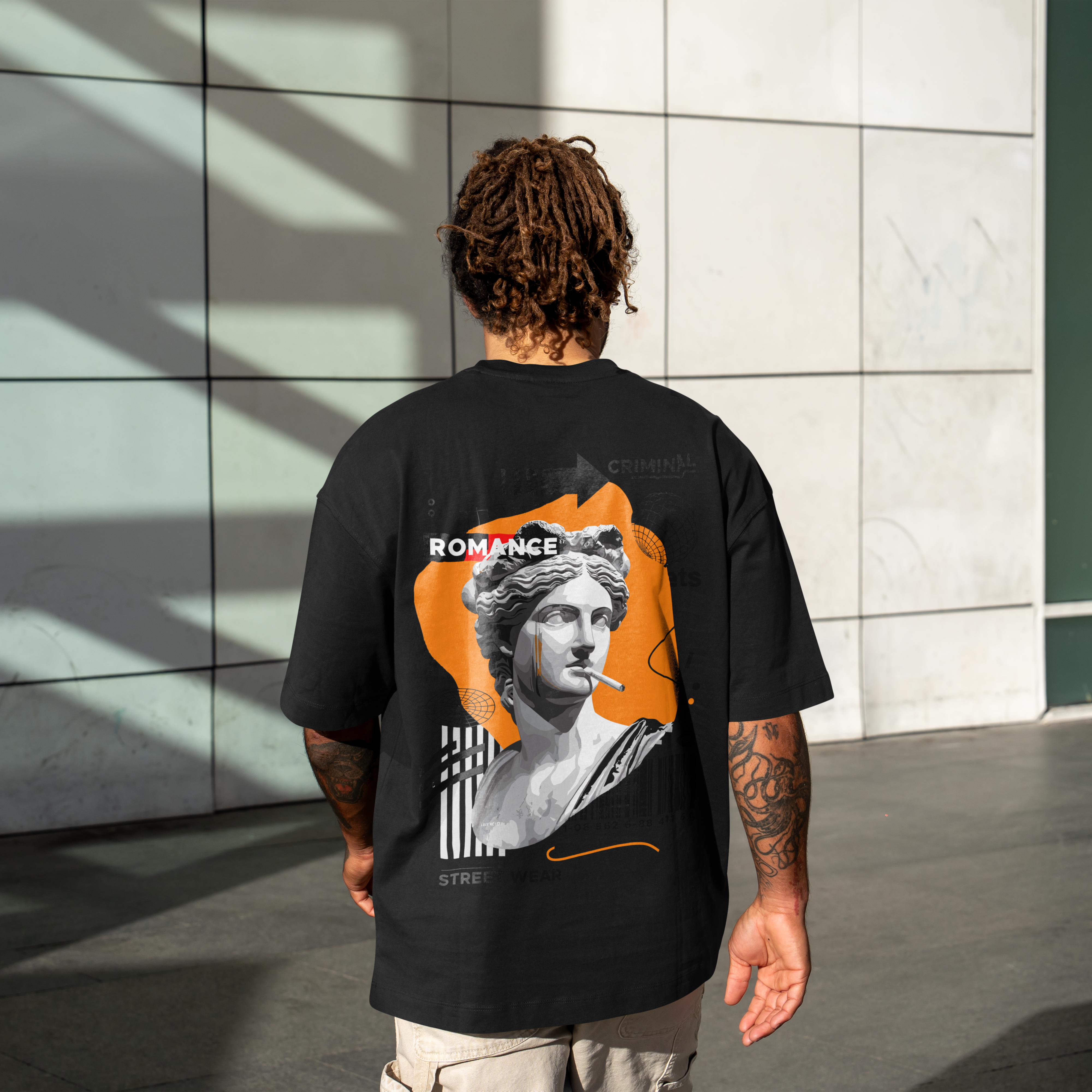 Estatua clásica con actitud street